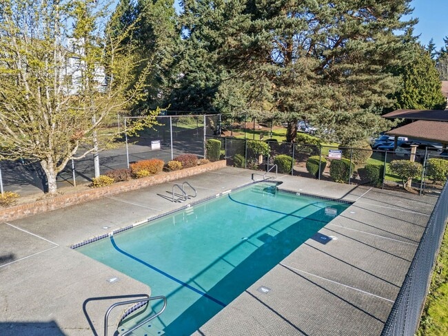 Building Photo - Top-Floor Condo with Panoramic Lake Easter Views, Vaulted Ceilings & Modern Updates!