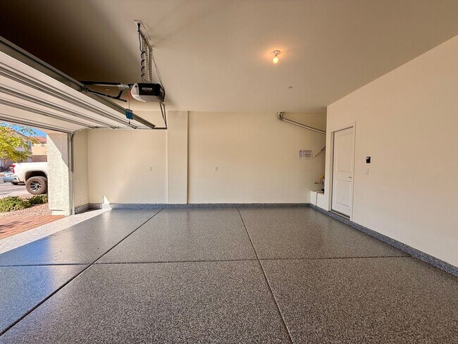 Building Photo - NEVER LIVED IN 4 BED 2.5 BATH 2 CAR GARAGE SINGLE FAMILY HOME FOR RENT!