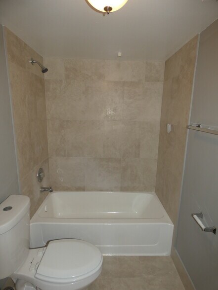 Building Photo - 2851 N Oakland Forest Dr