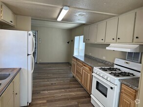 Building Photo - 2 bedroom 1 bath in park