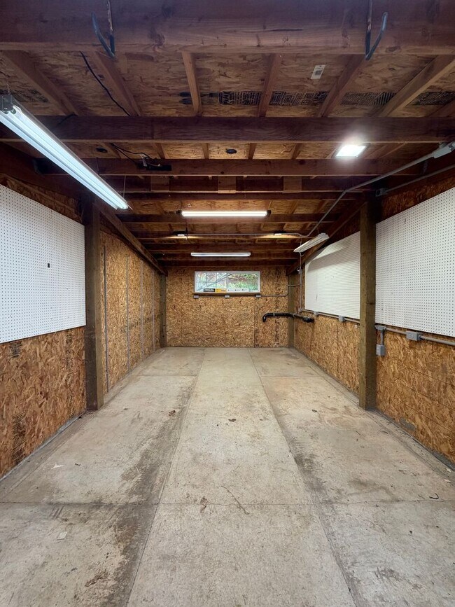 Building Photo - Rare 3-Acre 3BR Home in South Salem – Shops, Workspace & Greenhouses