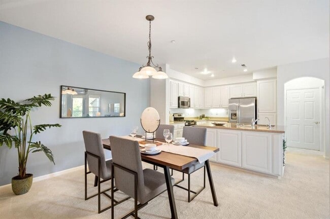Building Photo - Gorgeous 2 Bed 2 Bath Dublin Townhome with Amenities! Centrally Located!