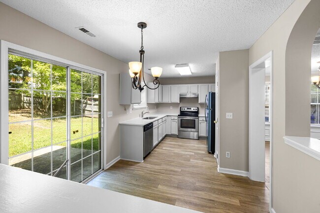 Building Photo - Very quiet and private location in heart of RTP