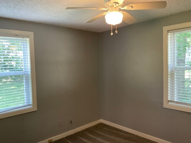 Building Photo - PRE-LEASING FOR APPROVED APPLICANTS! Great...
