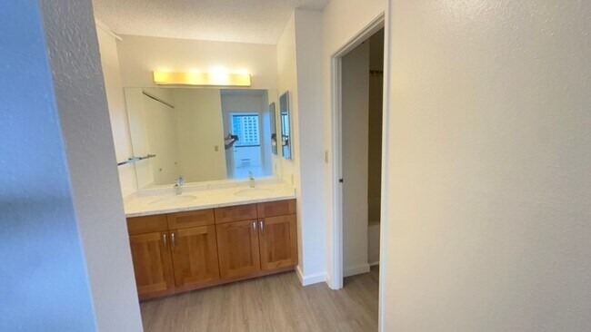 Building Photo - Newly Renovated!! 2 Bed, 1 bath, 1 parking...