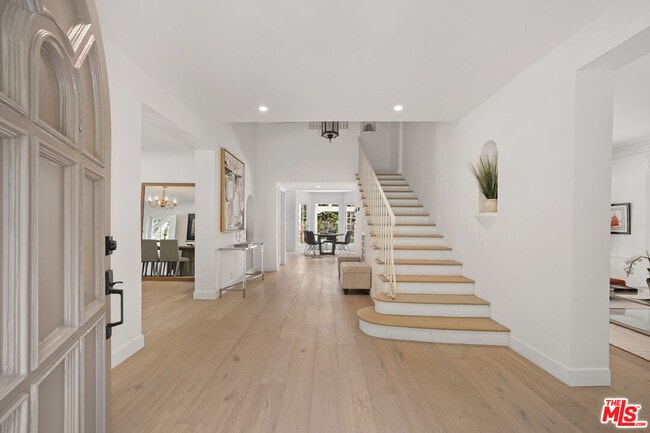Building Photo - 712 N Rodeo Dr