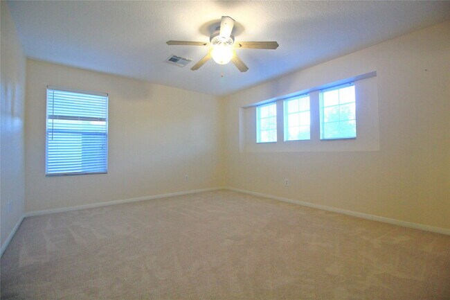 Building Photo - 16928 Scenic Knoll