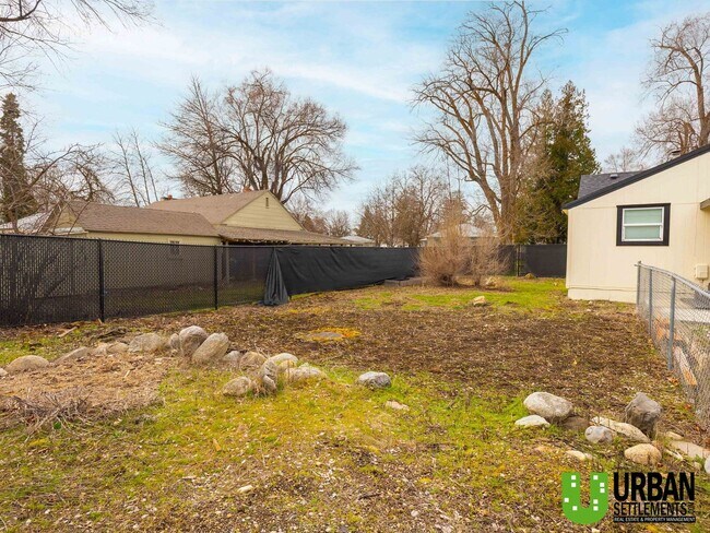 Building Photo - Hard-to-Find 2 Bed Home with HUGE Fenced Yard