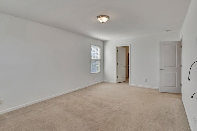 Building Photo - 2576 Jordan Ridge Dr