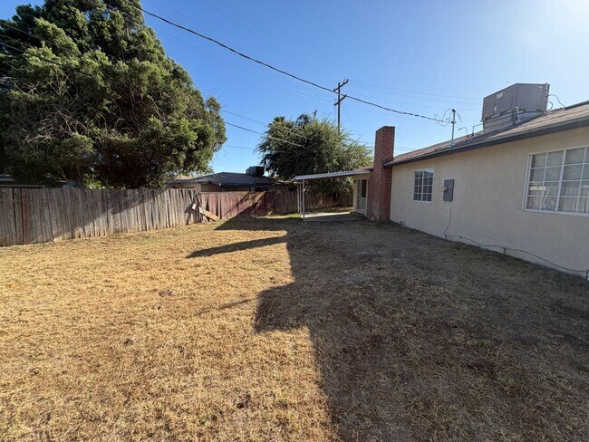 Building Photo - Newley Remodeled 3 BD 2 BA house with Big lot in SW Bakersfield