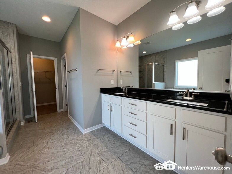 Building Photo - 305 NE Prairie Wolf Dr