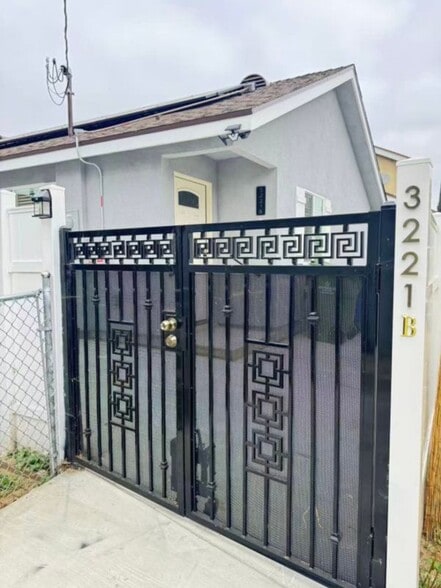 Primary Photo - 3221 Evelyn Ave