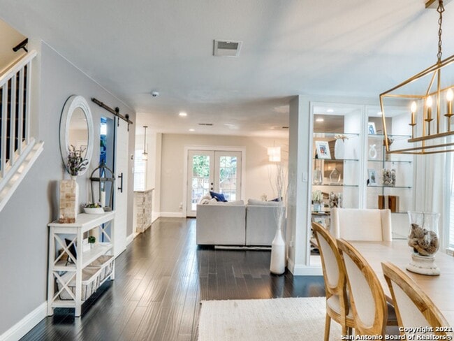 Building Photo - BEAUTIFULLY RENOVATED 4-BEDROOM HOME IN HUNTINGTON PLACE