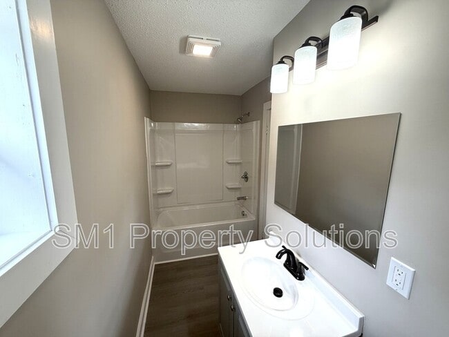 Building Photo - 915 Willow Rd