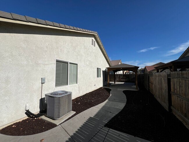 Building Photo - Beautiful 3 Bed, 2 Bath home in highly des...