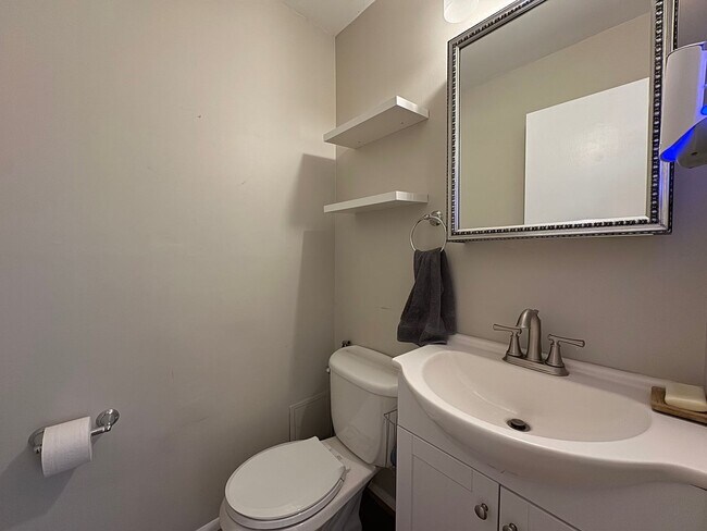 Building Photo - Lovely 4 Bed 3.5 Bath On Single Family Hom...