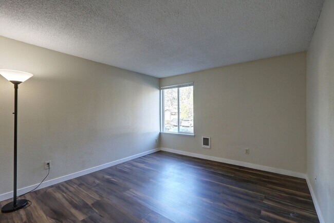 Building Photo - Superb Two Bedroom Renton Condo!  Great Lo...