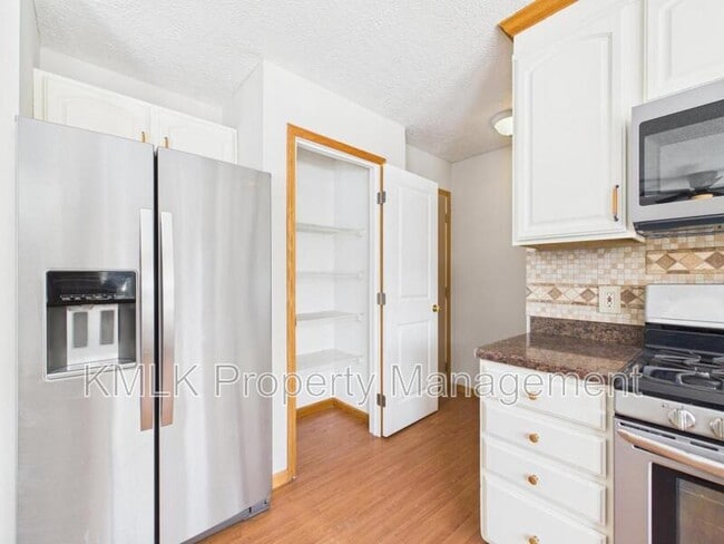 Building Photo - 411 Treeview Dr