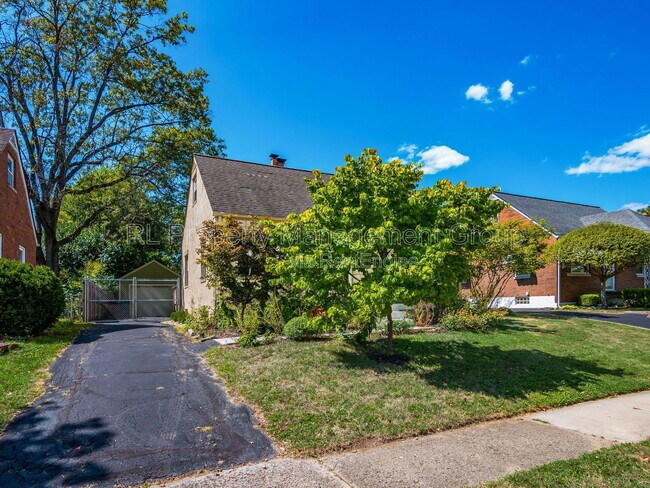 Building Photo - 925 S Chesterfield Rd