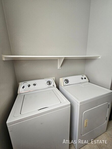 Building Photo - 1076 E Phelps St