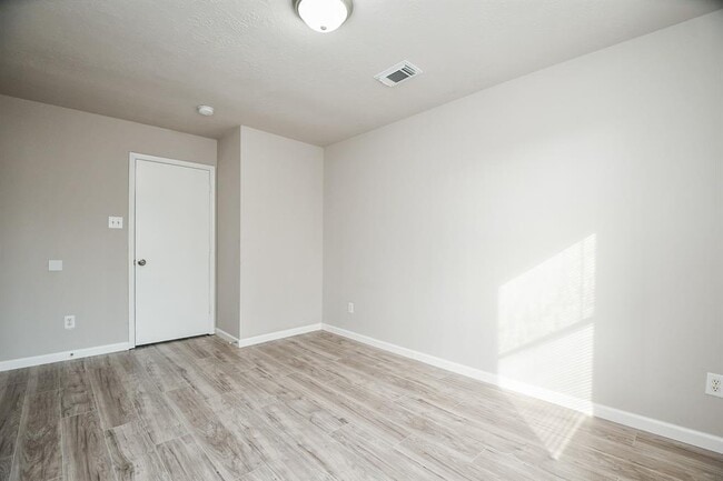 Building Photo - 11659 Evesborough Dr