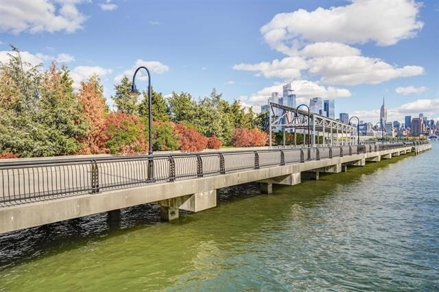 Building Photo - 1100 Maxwell Ln