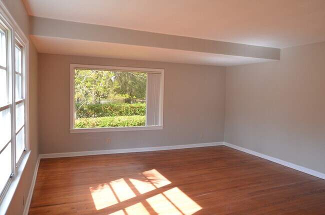 Building Photo - Updated 3/2 House with Bonus Room in Lake ...