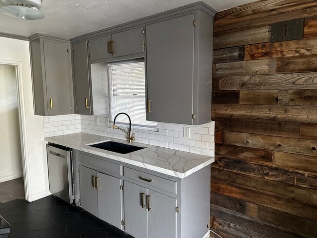 Building Photo - Charming Riverside Home on Hillside Avenue!