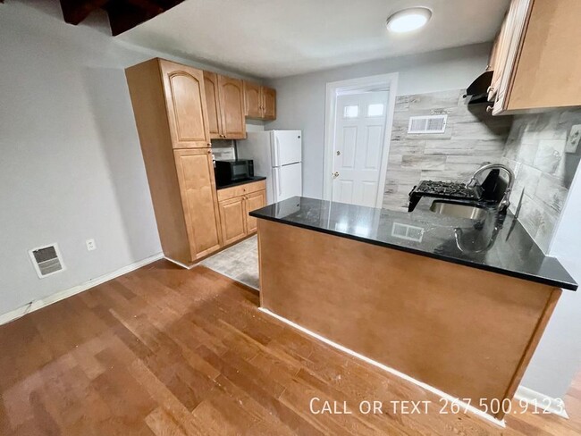 Building Photo - Renovated 2bd apt in Northern Liberties. D...