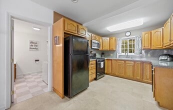 Building Photo - 204 Elliott Ave