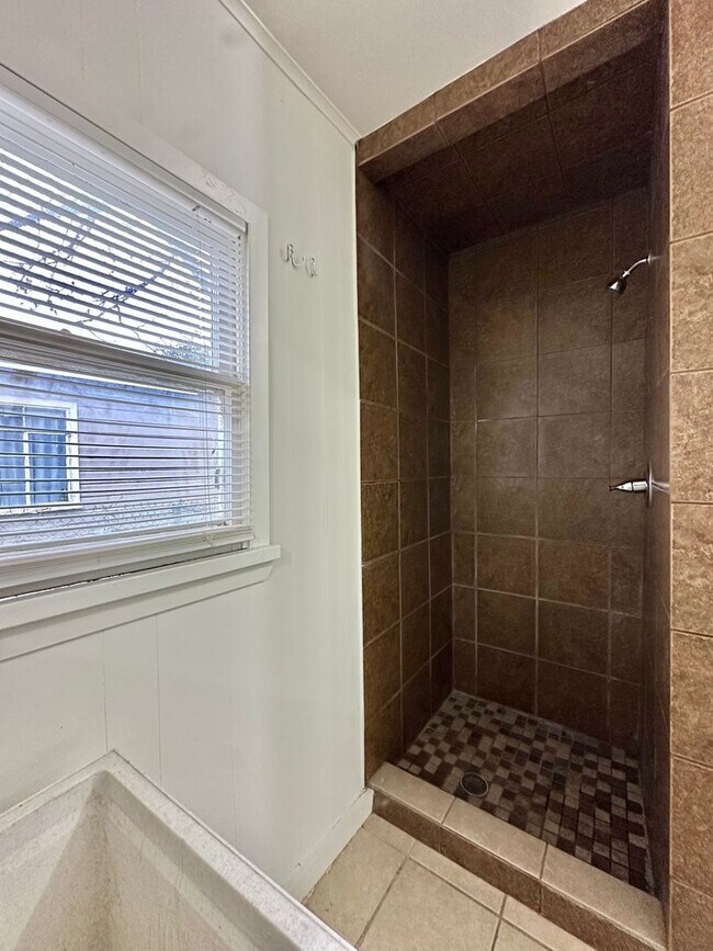 Building Photo - COMING SOON!!! -  Spacious 3-Bedroom Home Available to Lease!