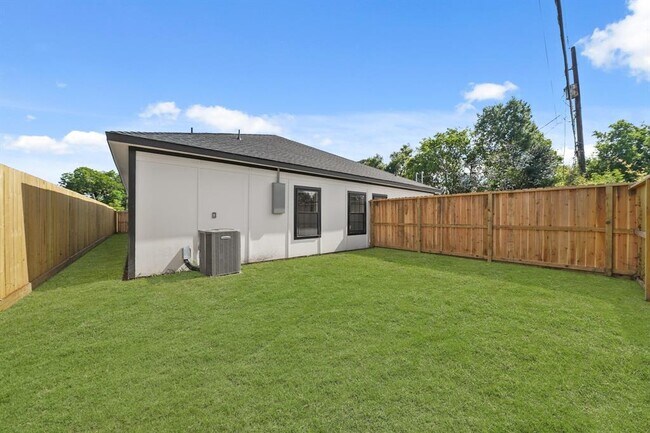 Building Photo - 6206 Lyndhurst Dr