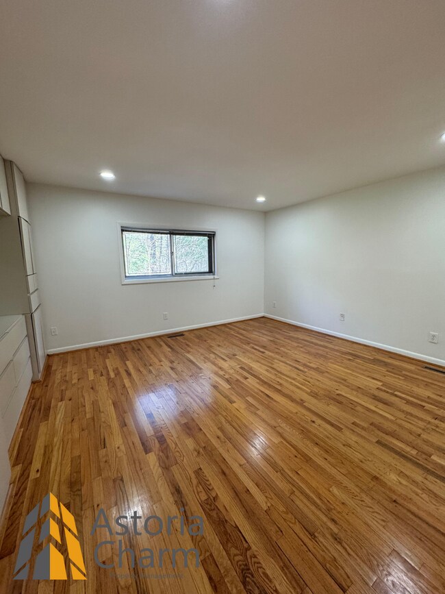 Building Photo - Spacious 5 Bedroom 3 Bath + Den Single Family Detached Home