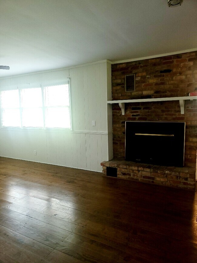 Building Photo - 928 W Lydia Hwy