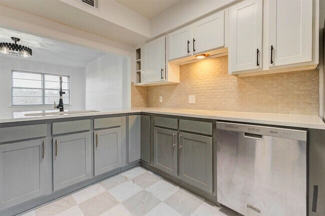 Building Photo - 2135 Casa Rio Cir