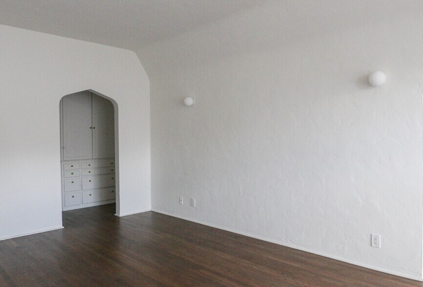 Building Photo - 4451 Clarissa Ave