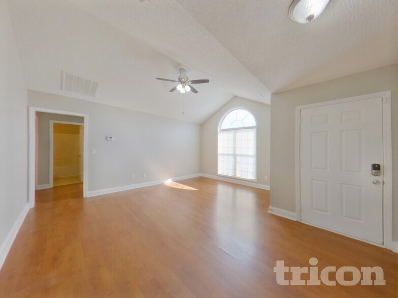 Building Photo - 323 Dexter Pl