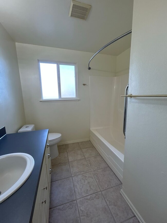 Building Photo - Newly Remodeled 3 Bedroom / 1 Bathroom hom...