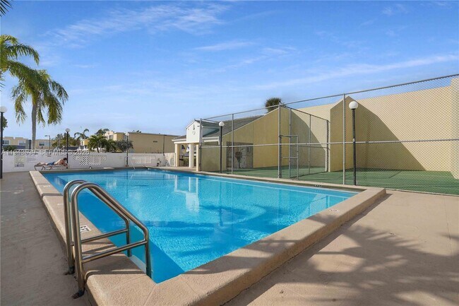 Building Photo - 4560 SW 68th Ct Cir