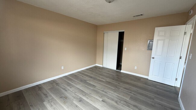 Building Photo - 1447 Pumalo St E