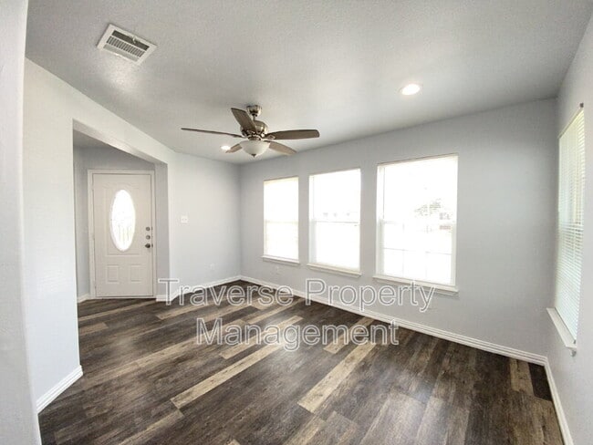 Building Photo - 924 E Annie St