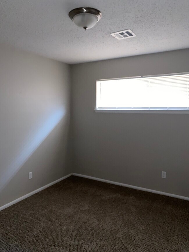 Building Photo - 8625 Lakeaire Dr