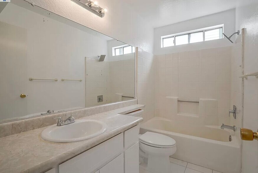 Building Photo - 3480 Briar Ln