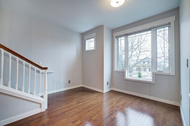 Building Photo - 2Bd/2.5Ba Seattle Townhouse