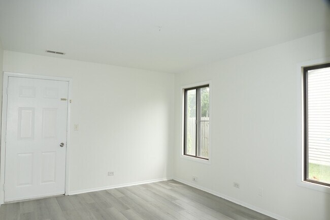 Building Photo - 1076 Crestwood Ln