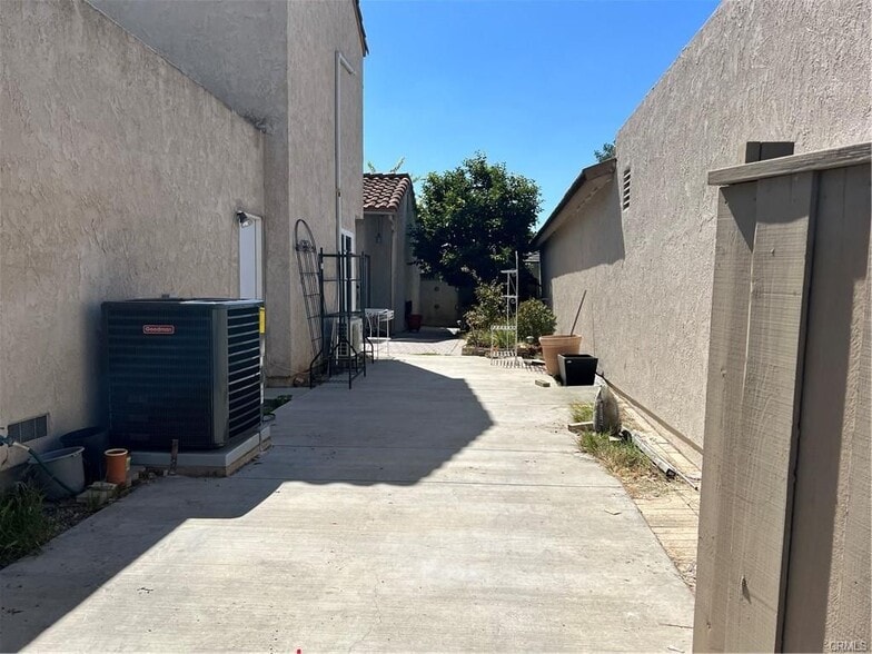 Building Photo - 102 Tangerine