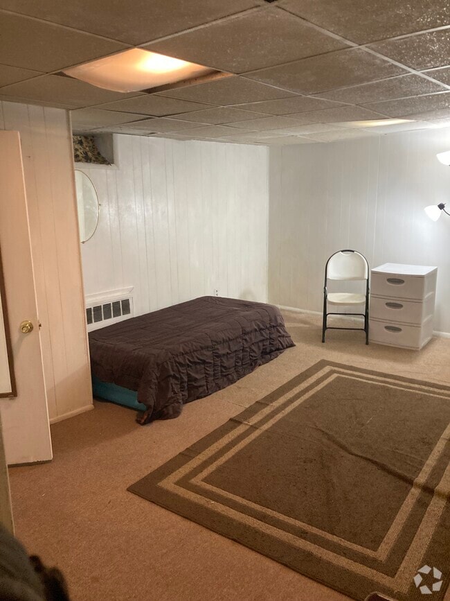 Twin bed closet 17’x 18’ bdr - 764 Lenore Ln