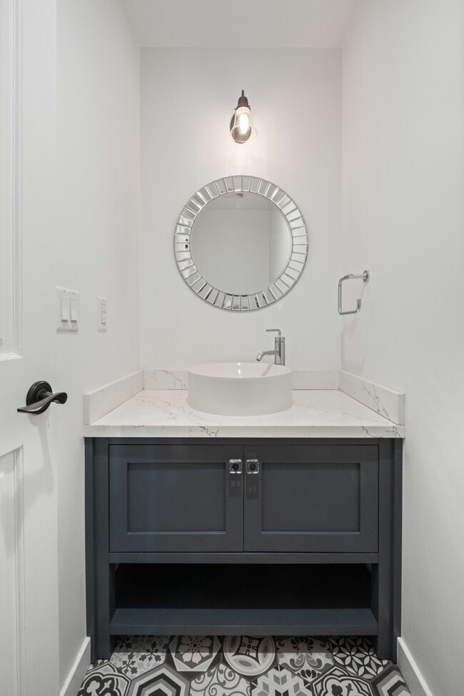 Building Photo - 2813 Military Ave