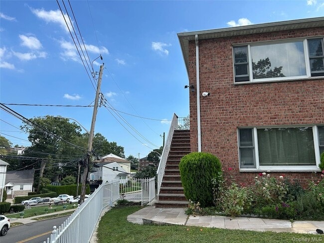 Building Photo - 152 Florence St