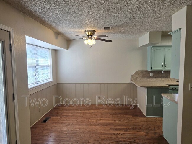 Building Photo - 904 E Hills Dr